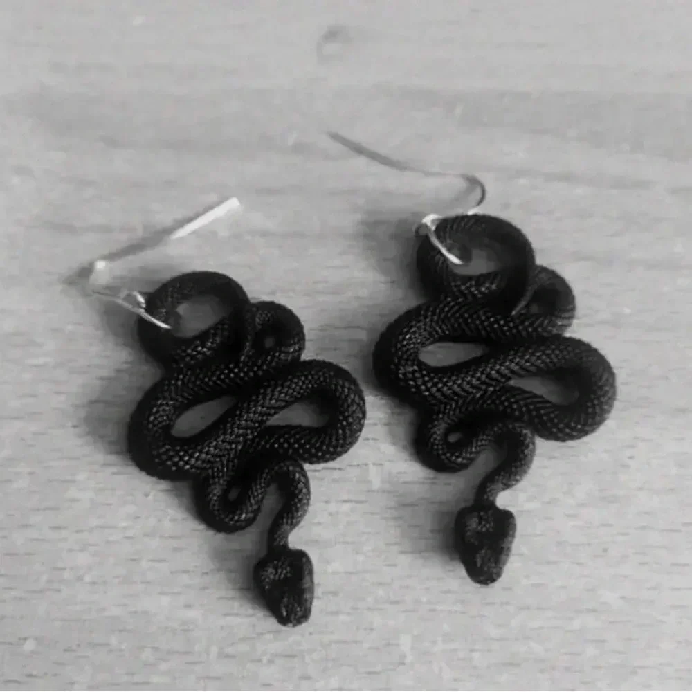 Black mumba‎ earrings